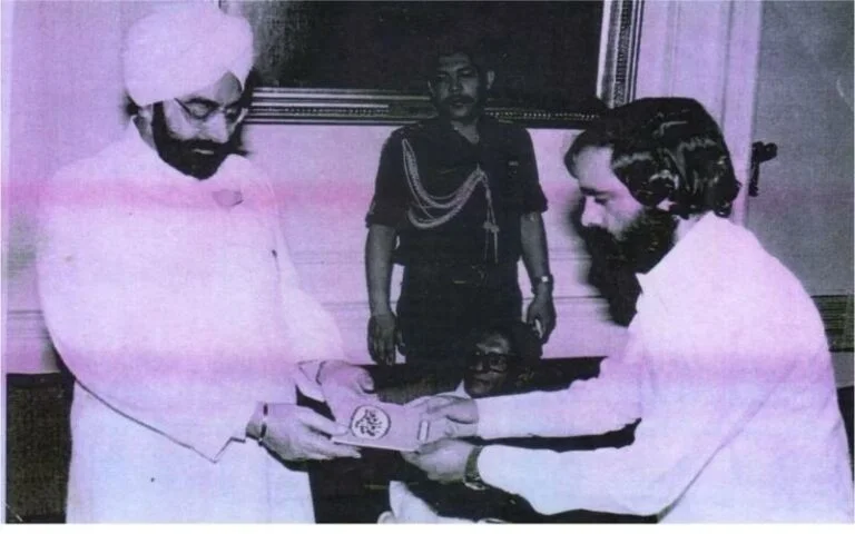 His Holiness presenting auspicoius Maykhana Ji to honorable Giani Zail Singh, Former President of India